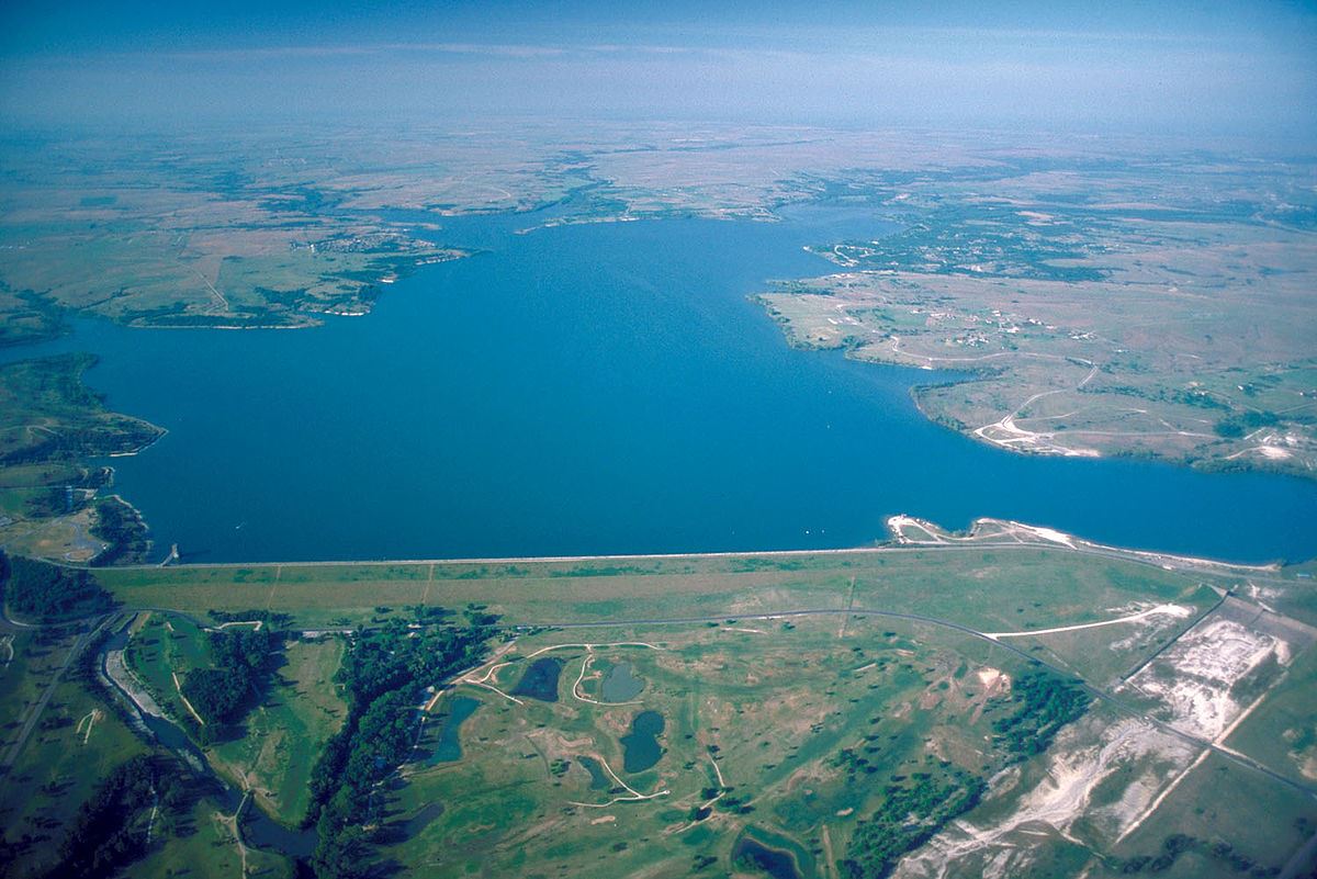 1200px-USACE_Benbrook_Lake_and_Dam