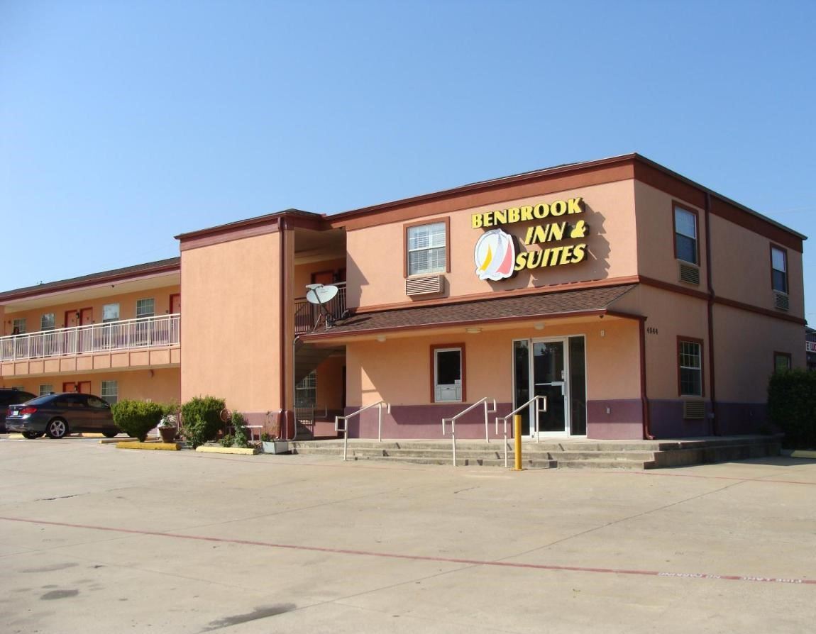 Benbrook Inn & Suites Exterior